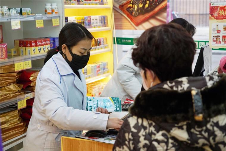 Drei neue Todesfälle durch Lungenkrankheit in China Eine Apothekerin verkauft Atemschutzmasken. Nach dem Anstieg der Patientenzahl in China ist auch in den USA ein erster Fall der neuen Lungenkrankheit nachgewiesen worden.
