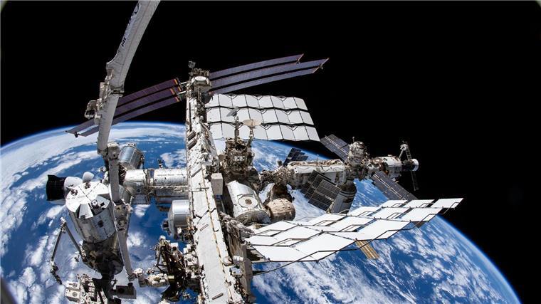 Nutzlasten sollen ISS-Plattform „Bartolomeo“ erreichen Eine Aufnahme aus der Kamera des Nasa-Astronauten Thomas Marshburn zeigt die Internationale Raumstation ISS und die Erde darunter.