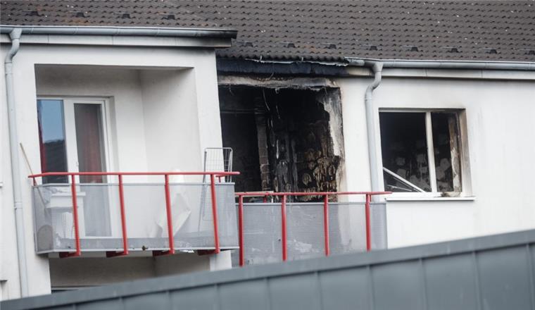 Eine ausgebrannte Wohnung ist im Hamburger Stadtteil Eißendorf zu sehen. Hier griff ein 28 Jähriger drei Behördenmitarbeiter mit einem Brandsatz an.
