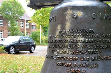 Eine ausgediente Kirchenglocke in Zeven wurde von einem Unbekannten mit einem Hakenkreuz beschmiert.