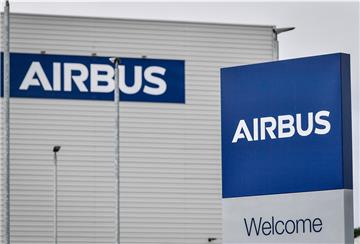 Eine Außenaufnahme einer Airbus-Fabrik. Der Flugzeugbauer Airbus will wegen der Luftfahrt-Krise weltweit 15.000 Stellen streichen.