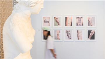 Eine Ausstellung im Museum August Kestner in Hannover zeigt die Geschichte des Tätowierens von der Antike bis zur Gegenwart. 