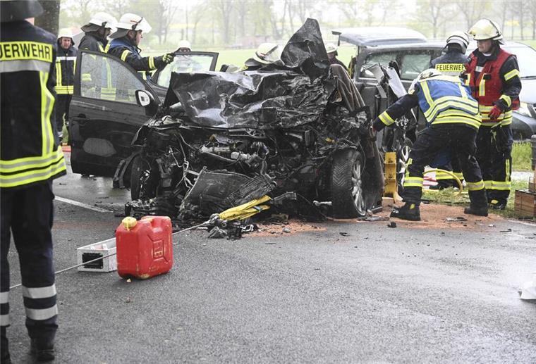 Horror-Unfall: Cuxländerin stirbt bei Frontalzusammenstoß mit Lkw im Landkreis Rotenburg Eine Autofahrerin aus dem Landkreis Cuxhaven stieß gestern bei Volkmarst frontal mit einem Lkw zusammen. Für die Frau kam jede Hilfe zu spät. 30 Feuerwehrleute waren im Einsatz, um die Verunglückte zu bergen.