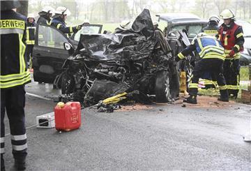 Eine Autofahrerin aus dem Landkreis Cuxhaven stieß gestern bei Volkmarst frontal mit einem Lkw zusammen. Für die Frau kam jede Hilfe zu spät. 30 Feuerwehrleute waren im Einsatz, um die Verunglückte zu bergen.