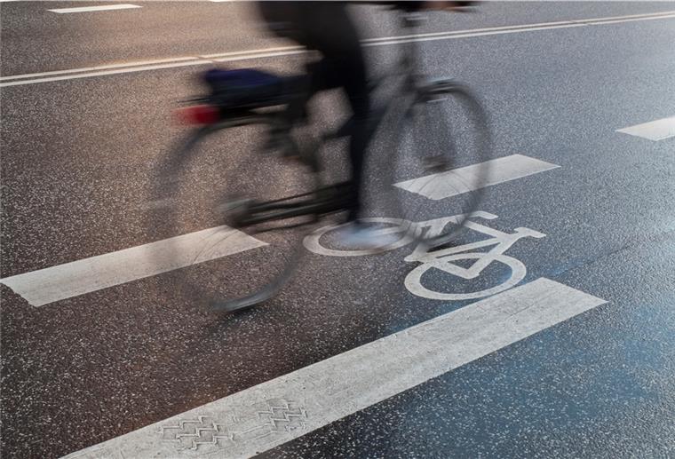 Eine Autofahrerin hat am Dienstag einen 76-jährigen Radfahrer übersehen und angefahren.