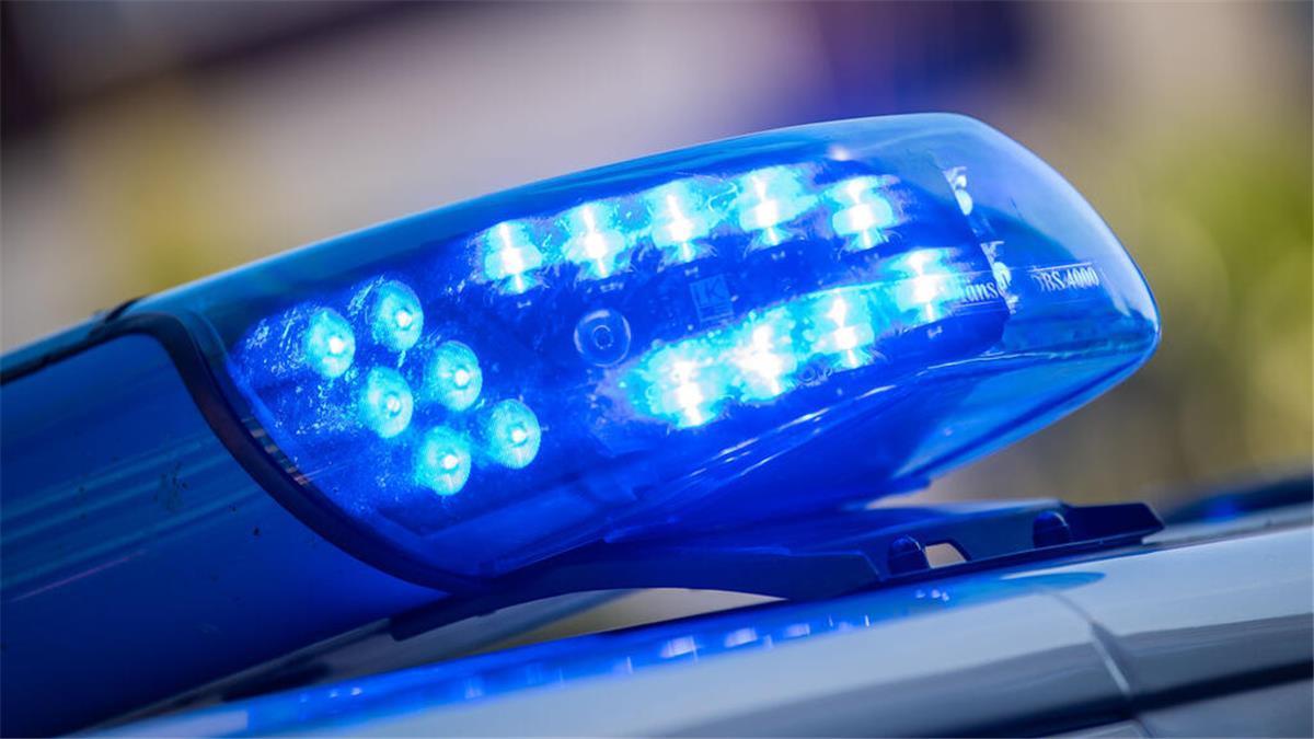 Fahrradfahrer wird bei Unfall am Kopf verletzt Blaulicht