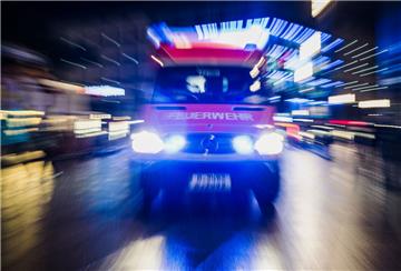 Eine Autofahrerin ist am Dienstag in Bremen auf einer Kreuzung mit einem Krankenwagen zusammengestoßen. Sie erlitt einen Schock. 