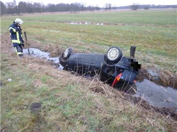 Eine Autofahrerin ist am Donnerstagmorgen in Altenwalde im Graben gelandet.