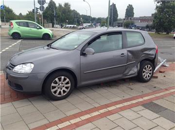 Eine Autofahrerin ist durch Falschabbiegen zur Geisterfahrerin geworden und hat einen Unfall verursacht. 