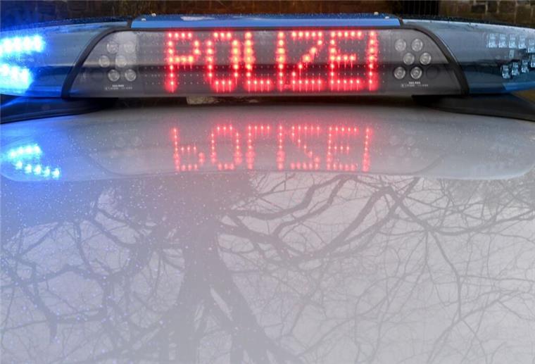 ARCHIV - Die Schriftzug «Polizei» leuchtet auf dem Dach eines Streifenwagens der Polizei. Foto: Carsten Rehder/dpa/Symbolbild