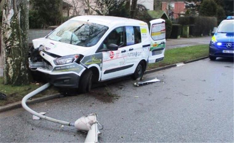 Eine Autofahrerin ist in Bremerhaven gegen einen Laternenmast gefahren. Das Teil knickte um.