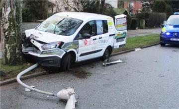 Eine Autofahrerin ist in Bremerhaven gegen einen Laternenmast gefahren. Das Teil knickte um.