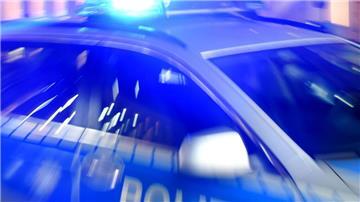 Ein Streifenwagen der Polizei steht mit eingeschaltetem Blaulicht auf der Straße.