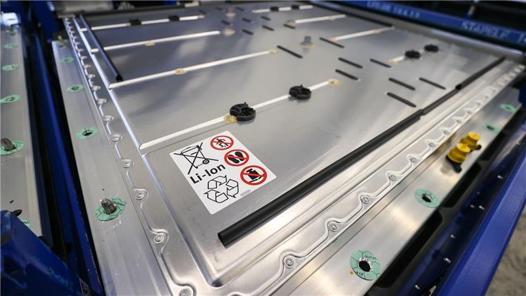 Eine Batterie für den VW ID.3 liegt im VW-Werk Zwickau im Batterielager.