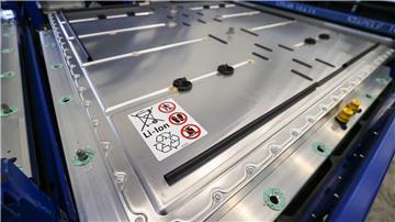Eine Batterie für den VW ID.3 liegt im VW-Werk Zwickau im Batterielager.