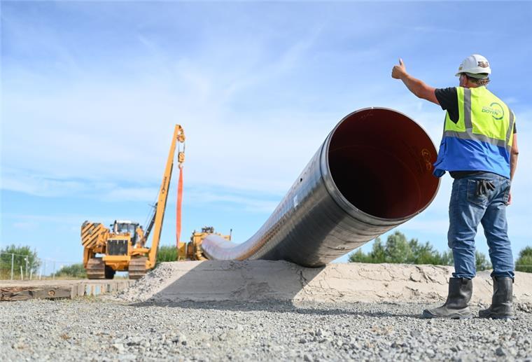 Wilhelmshaven: Pipeline für LNG-Terminal soll schnell entstehen Eine Baumaschine verlegt Rohre für die LNG-Anbindung. Polier Bernd Kampen kontrolliert die Baustelle.