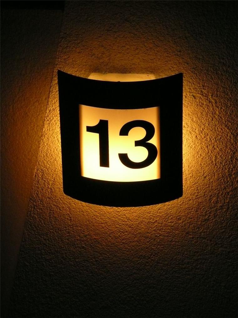 Damit der Notarzt nicht vorbei fährt: Tipps fürs Licht am Haus Eine beleuchtete Hausnummer ist wichtig, um auch in der dunklen Jahreszeit schnell zum Beispiel vom Rettungswagen gefunden zu werden.