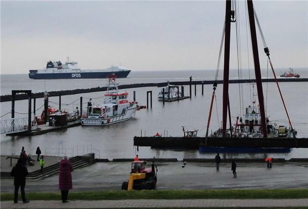 Eine Bergungsaktion gab es am Dienstag im Fährhafen. Ein Ponton war im Dezember gesunken.