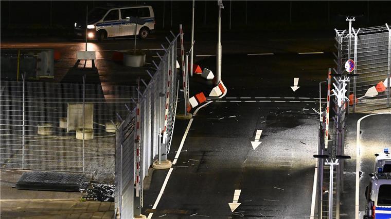 Zeuge: Schüsse von Geiselnehmer waren „wie ein Hilfeschrei“ Eine beschädigte Schranke, durch die ein Mann am Flughafen mit seinem Auto gerast sein soll.