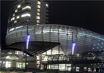 Das Klimahaus in Bremerhaven ist in der Nacht beleuchtet.