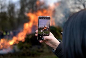 Eine Besucherin filmt ein Osterfeuer - so friedlich verhielten sich offenbar alle.