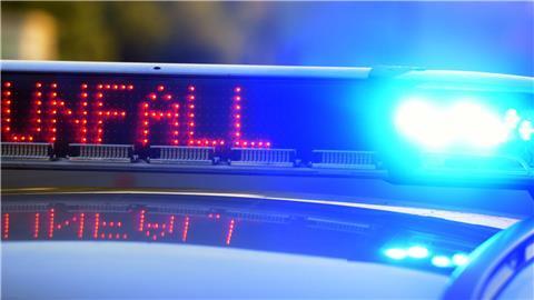 Eine betrunkene 25-Jährige ist mit ihrem Auto gegen einen Baum gekracht, dabei wurden vier Menschen verletzt.