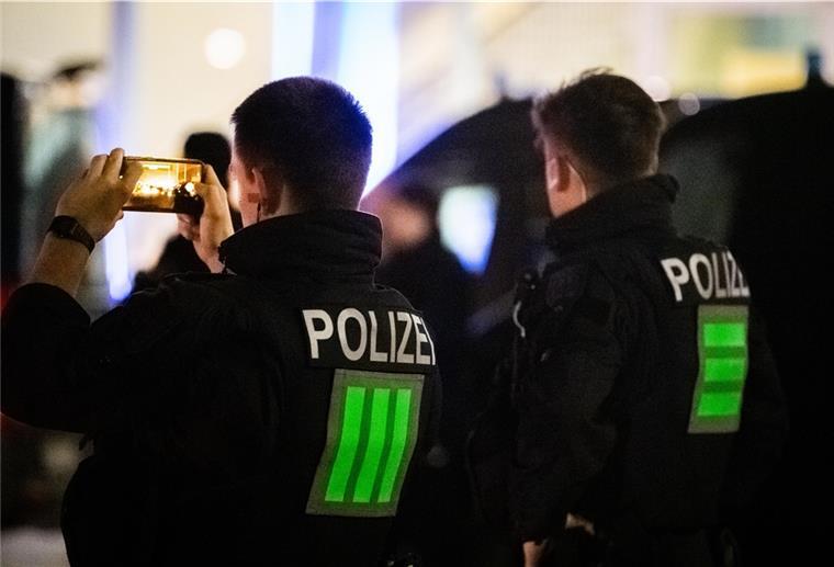 Silvester-Bilanz der Polizei Bremerhaven Eine Bilanz der Orts- und Bundespolizei, die die Einhaltung der aktuellen Corona-Bestimmungen des Landes Bremen kontrollierten.