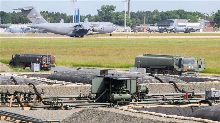 Eine Boeing der United States Air Force landet in Sichtweite eines errichteten Feldtanklagers.