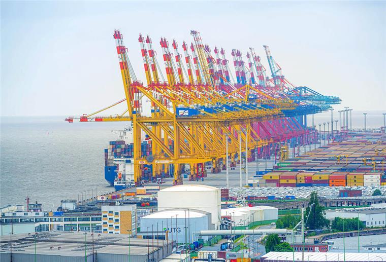 Die Kräne an der Kaje vom Container-Terminal Bremerhaven.