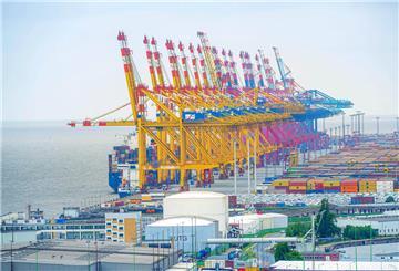 Die Kräne an der Kaje vom Container-Terminal Bremerhaven.