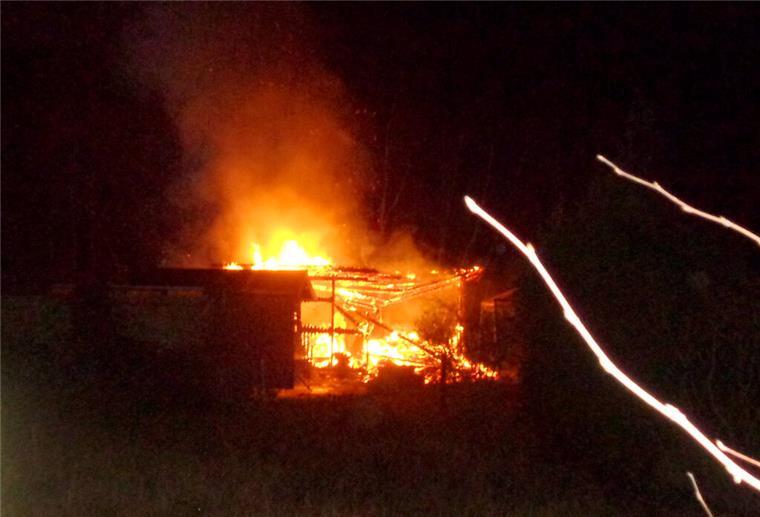 Gartenlauben in Flammen: Feuerwehr Bremerhaven hat viel zu tun Eine brennende Gartenlaube, ähnlich wie auf diesem Bild, sorgte in der Nacht zu Sonnabend für einen größeren Einsatz für die Feuerwehr Bremerhaven. (Symbolbild)