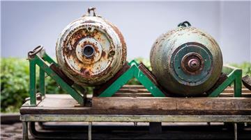 Eine britische 5-Zentner-Bombe (l.) und eine amerikanische 5-Zentner-Bombe (r.).