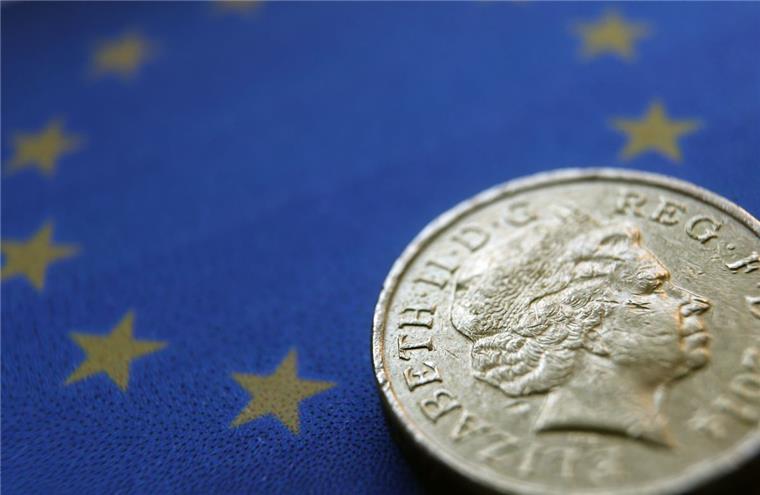 Eine britische Ein-Pfund-Münze liegt  auf einer Europafahne.