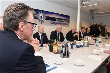Eine bulgarisch-deutsche Delegation zu Gast bei der Bremerhavener Polizei (von links): Polizeichef Harry Götze, Iliya Pulov (Vertreter des bulgarischen Innenministeriums), Radi Futekov (Vertreter des bulgarischen Arbeits- und Sozialministeriums) und Rainer Kann (Bundesinnenministerium).