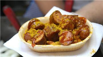 Eine Currywurst wird in einer essbaren Schale verkauft.