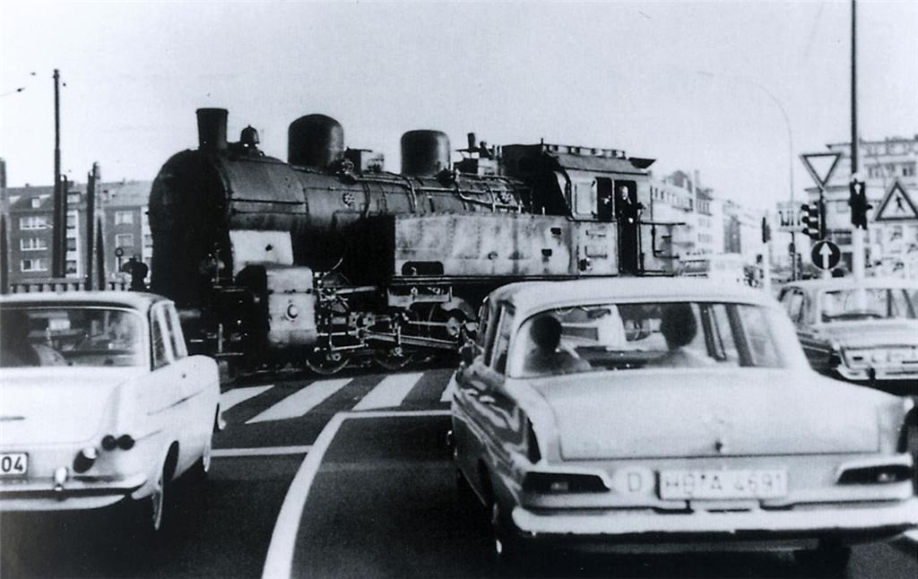 Eine Dampflok rollt auf der Industriebahn über den Elbinger Platz – auch 1968 no...