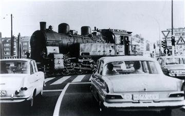 Eine Dampflok rollt auf der Industriebahn über den Elbinger Platz – auch 1968 no...