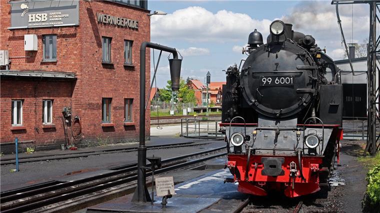 Erdrutsch behindert Bahnverkehr zum Brocken Eine Dampflokomotive der Harzer Schmalspurbahnen GmbH HSB steht an der Einsatzstelle.
