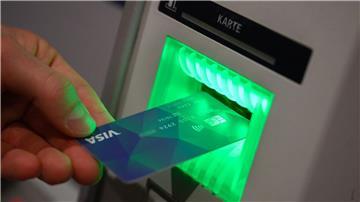 Eine Debit­karte, mit der Flüchtlinge zahlen können, wird bei einer Pressekonferenz gezeigt.