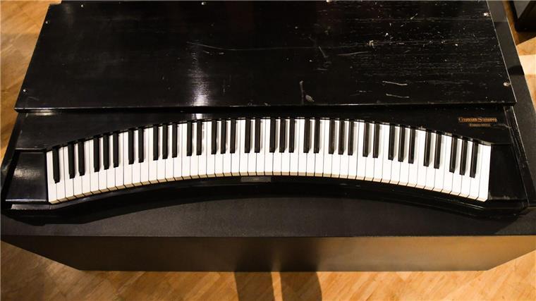 Klangvolles für die Welt - Berühmte Klavierbauer im Fokus Eine der Ausstellungskuriositäten. Ein Klavier mit Bogenklaviatur von Grotrian-Steinweg.