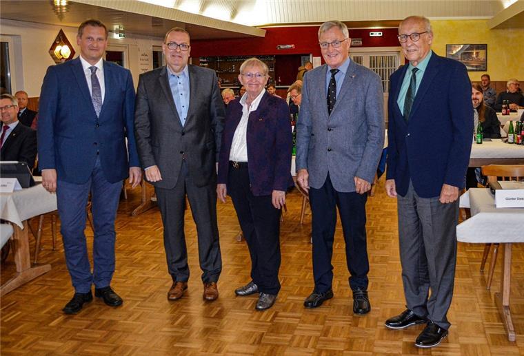Eine der ersten Entscheidungen des neuen Rates: Thorsten Krüger (SPD, Zweiter von links) ist als alter und neuer Bürgermeister der Stadt Geestland vereidigt. Zu seinen ehrenamtlichen Stellvertretern wurden gewählt (von links) Claus Seebeck, Ellen Frank (beide CDU) und Günter Diekhoff (SPD). Im Amt als Ratsvorsitzender bestätigt wurde – ebenfalls einstimmig – Steffen Tobias (CDU, rechts).