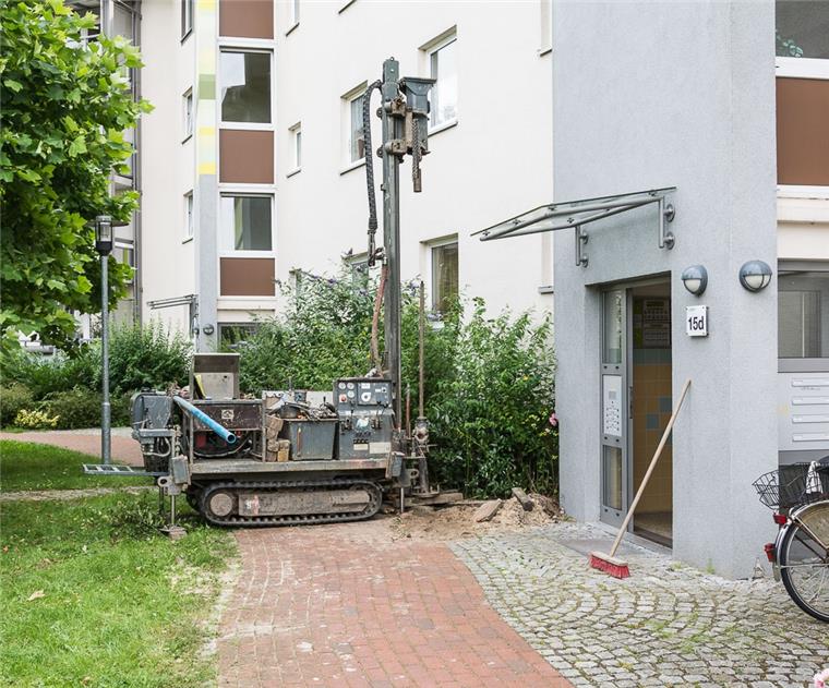 Eine der Gewoba-Messstellen wurde in der Braunstraße gebohrt. Beobachtet hat die Aktivitäten Albin Gorges während eines Spaziergangs. Gorges selbst wohnt in der Flettnerstraße. Er muss in seinem Keller jeden Tag eindringendes Wasser mit einem Feudel aufnehmen.