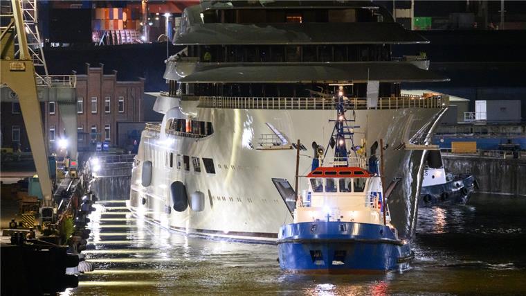 Die Yacht "Dilbar" - eine der teuersten Yachten der Welt - verlässt ihr Dock in Hamburg.