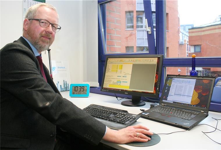 Eine der Hauptaufgaben von Dr. Joachim Henke: Das Ausfüllen von Formularen zur Beantragung von Fördergeldern.