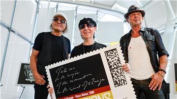 Eine der vier Scorpions-Briefmarken zeigt eine Textzeile des Songs „Wind of Change“ in Klaus Meines Handschrift. 