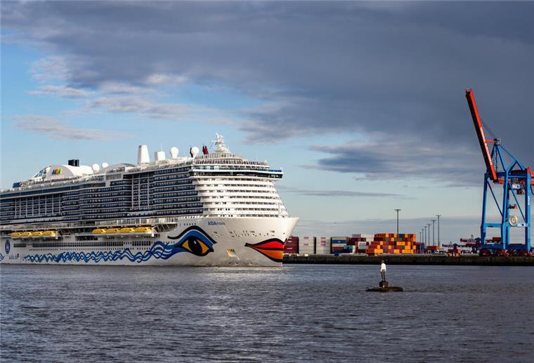 Die Aidanova im Hamburger Hafen. 