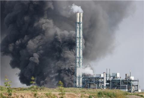 Eine dunkle Rauchwolke steigt über dem Chempark auf. Nach einer Explosion seien Feuerwehr, Rettungskräfte und Polizei aktuell im Großeinsatz, erklärte die Polizei.