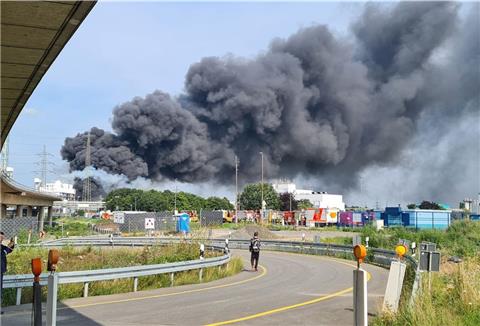 Eine dunkle Rauchwolke steigt über dem Chemiepark in Leverkusen auf.