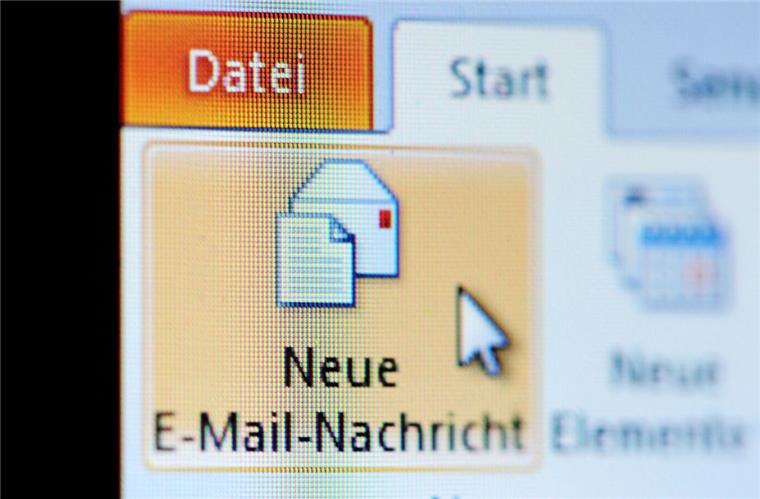 Gartenbauamt-Fusion: E-Mail bringt Grünen-Stadtrat in Erklärungsnot Eine E-Mail könnte den Bremerhavener Stadtrat Maurice Müller (Grüne) in Bedrängnis bringen.