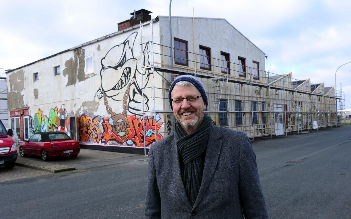 Hafenhalle wird als Domizil für die Kreativwirtschaft umgebaut Eine ehemalige Reparaturhalle für Schiffsmotoren am Fischkai 57 lässt René Russell zu einem Kreativhaus umbauen. Foto Scheer